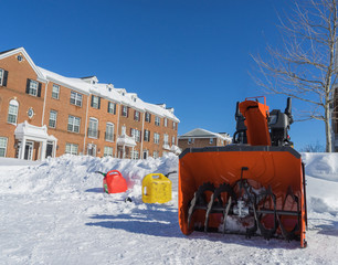 Snow blower with 2 oil canisters
