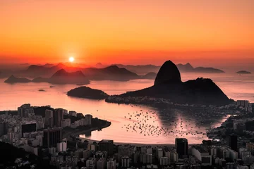 Fotobehang Gouden Zonsopgang boven de Baai van Guanabara in Rio de Janeiro met de Suikerbroodberg in de Horizon © Donatas Dabravolskas