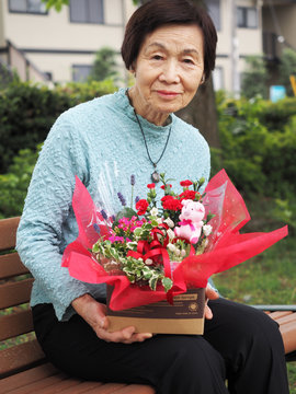 81歳の誕生日の母と息子からのお祝いのお花