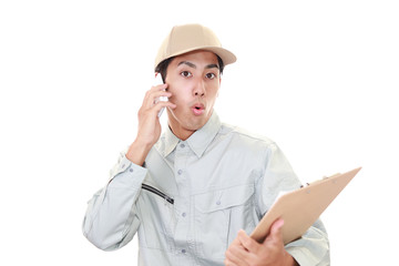 驚いた表情の作業員