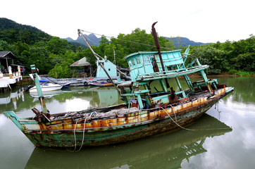 Fototapeta na wymiar Old Thai fishing boat