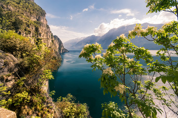Obraz premium Panorama of the gorgeous Lake Garda surrounded by mountains.