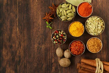 Foto op Plexiglas verscheidenheid aan kruiden (saffraan, paprika, peper, venkel, kaneel, kurkuma, nootmuskaat) © Olga Kriger