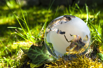 Weltkugel aus Glas, Erde mit Gras und Sonne, Naturschutz, Umweltschutz, Klimaschutz 