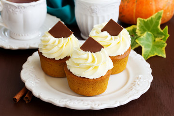 Pumpkin muffins with cream.