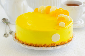 Honey cake mousse with a smooth glaze.