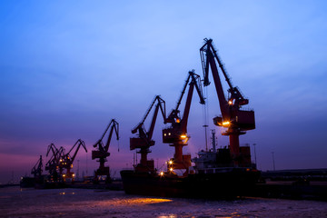 Obraz premium Cargo wharf crane at night