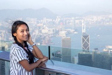 Naklejka premium Woman on the lookout over Hong Kong