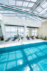 Obraz premium Bride and groom idoors at the pool