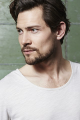 Obraz premium Good looking dude in studio, looking away