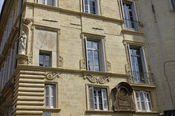 Fototapeta na wymiar façade et statue de la vierge