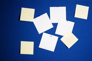 Pinnwand im Büro mit einer leeren notiz