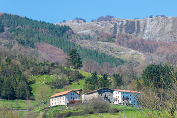 Obraz premium rural houses on a background of mountains