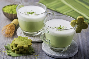 Green tea latte and cookies