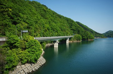 宮ヶ瀬湖と道路