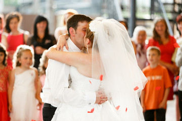 Naklejka premium Just married kiss while dancing at the first time
