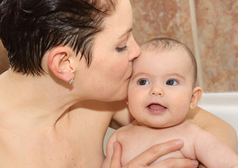 bébé dans le bain