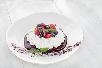Meringue with berries and whipped cream