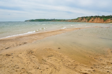 Вид на песчаный пляж и высокий берег Цимлянского водохранилища