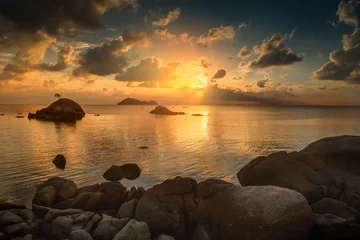 Poster de jardin Mer / coucher de soleil Beau paysage de coucher de soleil avec des pierres de passerelle de mer