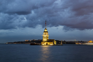 Obraz premium Maiden Tower View During the Twilight Under the Clouds