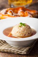 Tiroler Knödel in Brühe