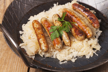 Gebratene Nürnberger Würstchen mit Sauerkraut