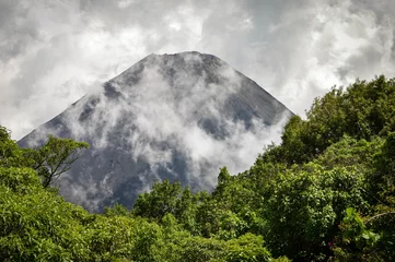 Wandaufkleber The perfect peak of the active and young Izalco volcano in El Salvador, covered in clouds. Cerro Verde National Park. © travelphotos