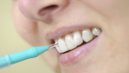 woman cleaning her teeth