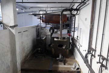 Chaufferie et chaudière anciennes.