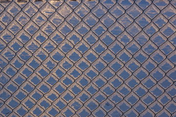Maschendrahtzaun im Winter