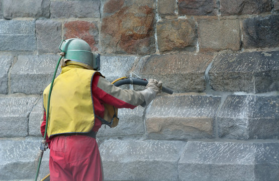 sandstrahlen einer natursteinmauer