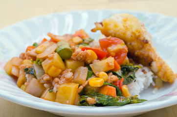 Fried chicken with vegetable tomato sauce and herb (famous thai