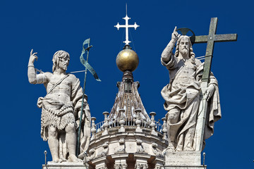 Fototapeta na wymiar Statues of St. Peter's Basilica, Christ with the cross and St. J