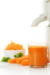 Juice extractor and carrot juice