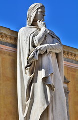 Obraz premium The staue of the most famous medieval writer in Italy, Dante Alighieri, the statue in Verona.