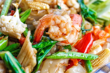 Fried vegetables and seafood in sauce
