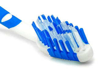 Сине белая зубная щетка крупным планом на изолированном белом фоне