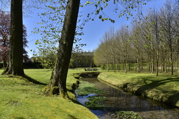 L'un des ruisseaux au printemps aux Jardins d'Eau d'Annevoie