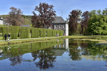 Fototapeta na wymiar Promenade le long d'un des étangs à côté du château de Rouillon aux Jardins d'Eau d'Annevoie