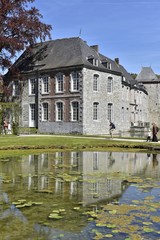 Reflet du château de Rouillon dans l'étang d'à côté aux Jardins d'Eau d'Annevoie 
