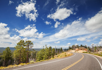 Obraz premium Scenic road with beautiful cloudscape, Bryce Canyon National Park, Utah, USA.