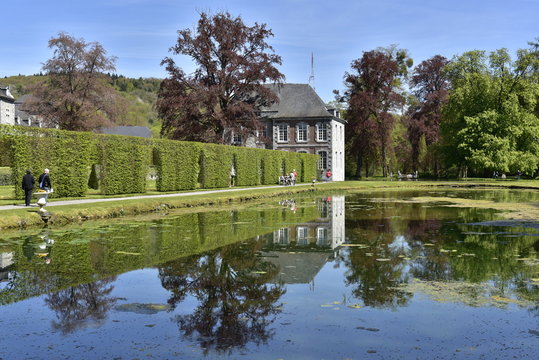 Promenade le long d'un des étangs à côté du château de Rouillon aux Jardins d'Eau d'Annevoie