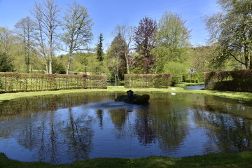 Fototapeta premium Pièce d'eau octogonale dans l'ombre aux Jardins d'Eau d'Annevoie 