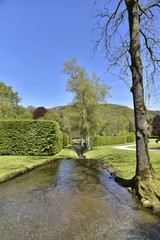 Ruisseau en amont d'une cascade aux Jardins d'Eau d'Annevoie
