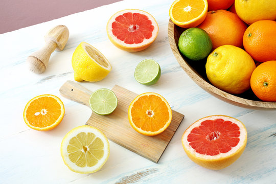 frutta,agrumi interi e tagliati sfondo colorato