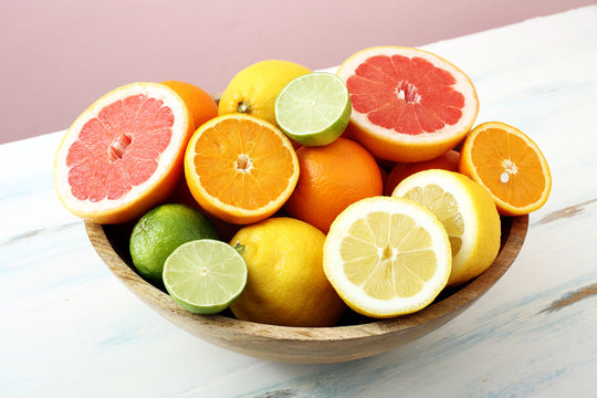 frutta,agrumi interi e tagliati sfondo colorato