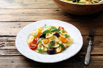pasta italiana, insalata vegetariana con pomodori e verdure