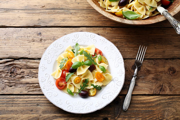pasta italiana, insalata vegetariana con pomodori e verdure