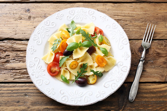 pasta italiana, insalata vegetariana con pomodori e verdure